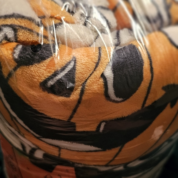 ***SOLD***Retro Halloween mickey and Minnie 50 x 70 plush Disney throw. - Picture 3 of 3